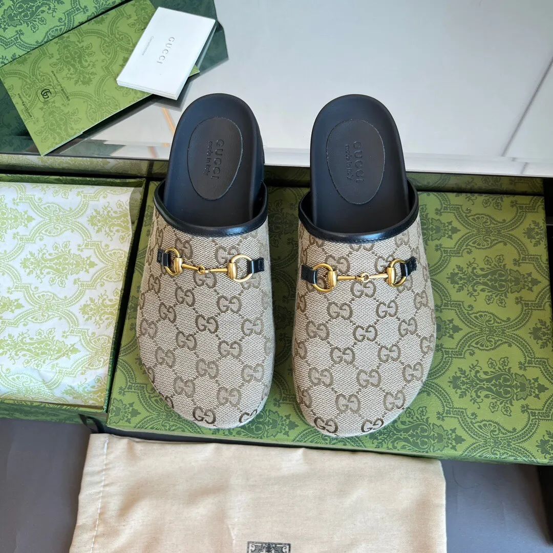 👟👟Ex-factory price 440👟👟 2023 new GuCci unisex couple's mules and toe-cap slippers💑 Synchronized with the official website, the original version is copied one to one, the highest version🆙👏🔥All material details are consistent with YB💪👍 We make goods all year round. Sizes 35-45 A cherished piece of the brand's history, these slippers reinterpret Gucci's equestrian heritage through signature hardware with Clam👟👟 ex-factory price. These slip-on sandals are made of leather and are part of the Gucci Love 👟👟factory arade collection. Cowhide upper, GG classic leather flower accessories, clamp, rubber sole, flat bottom